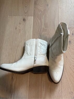 Women’s White Western Ankle Boots - Stylish Zip-Up Cowboy Boots